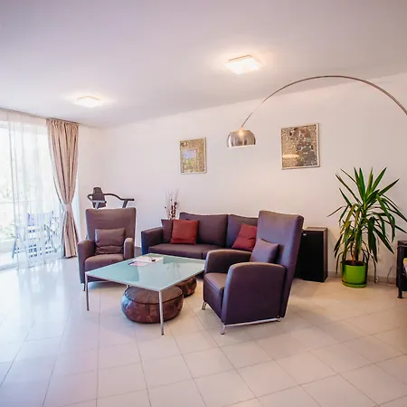 Niko Apartment